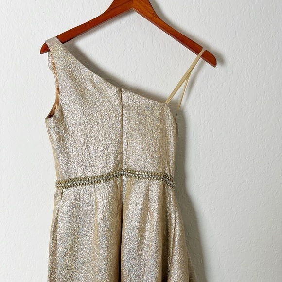 Mac Duggal Asymmetric Metallic Ruffle Gown - Picture 4 of 13